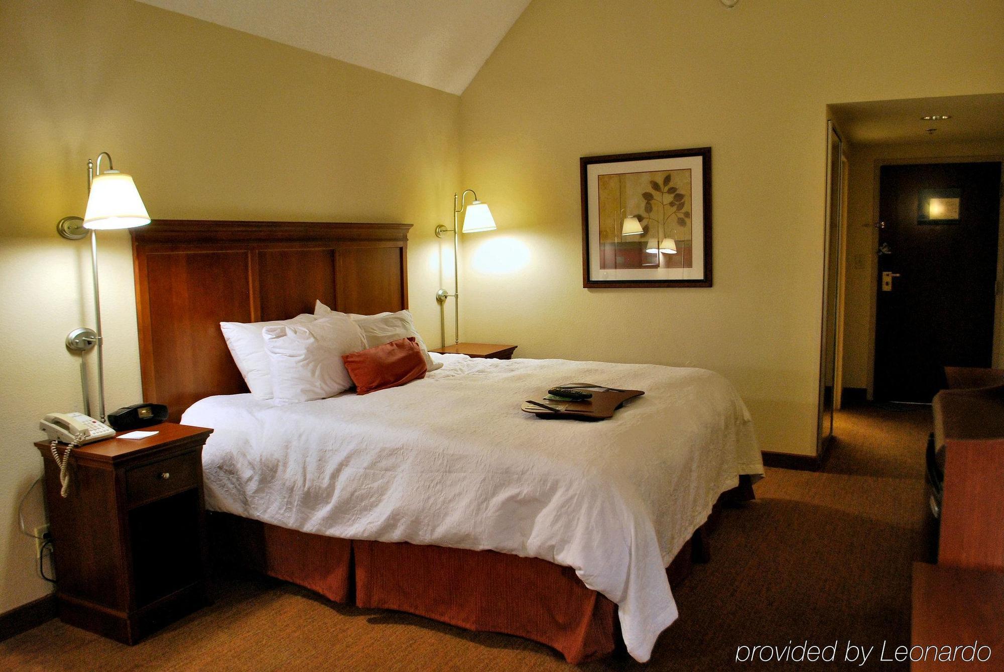 Hampton Inn Raleigh Capital Blvd North Room photo