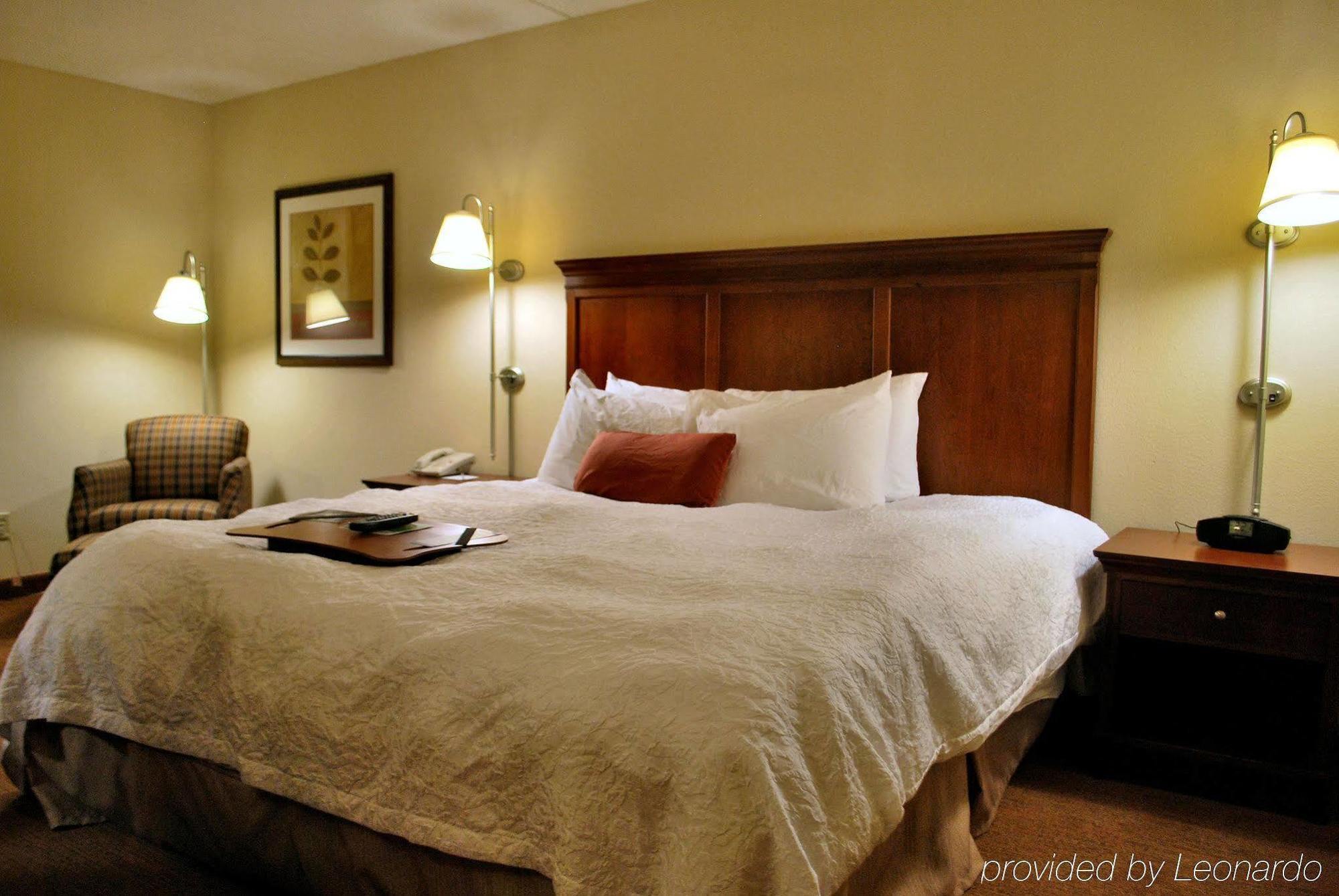 Hampton Inn Raleigh Capital Blvd North Room photo