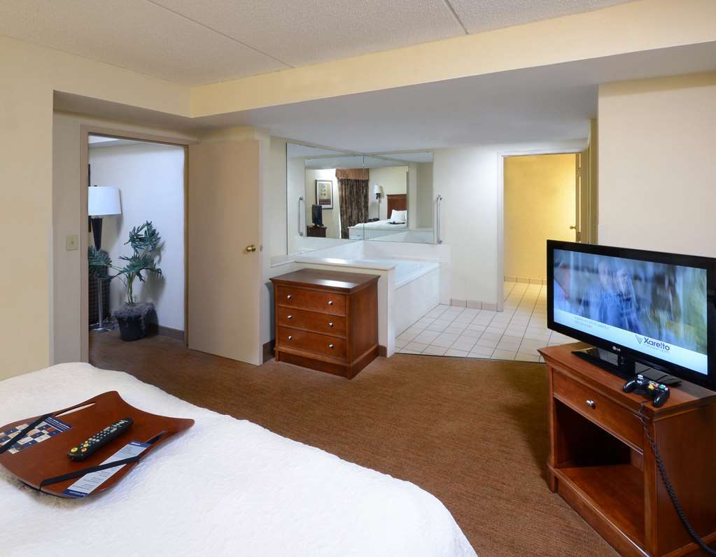 Hampton Inn Raleigh Capital Blvd North Room photo