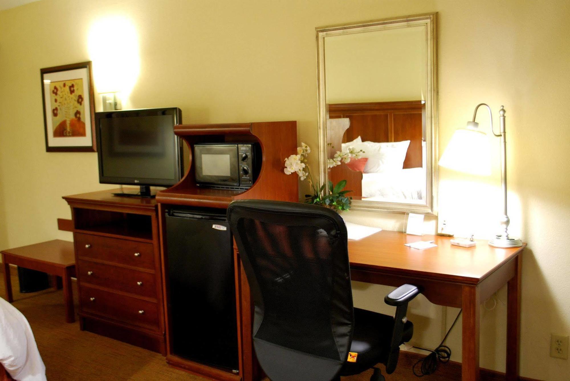 Hampton Inn Raleigh Capital Blvd North Room photo