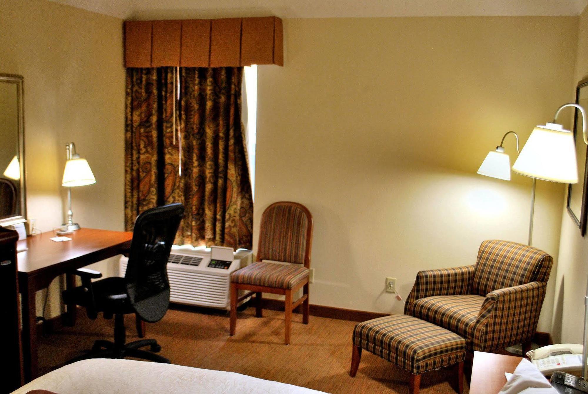 Hampton Inn Raleigh Capital Blvd North Room photo