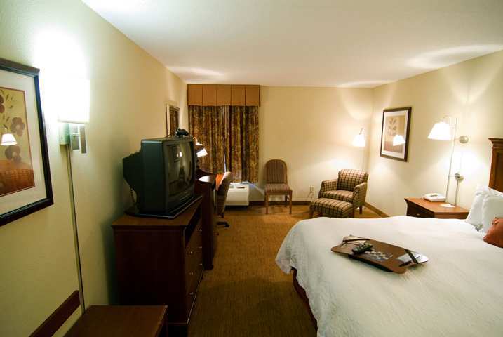 Hampton Inn Raleigh Capital Blvd North Room photo